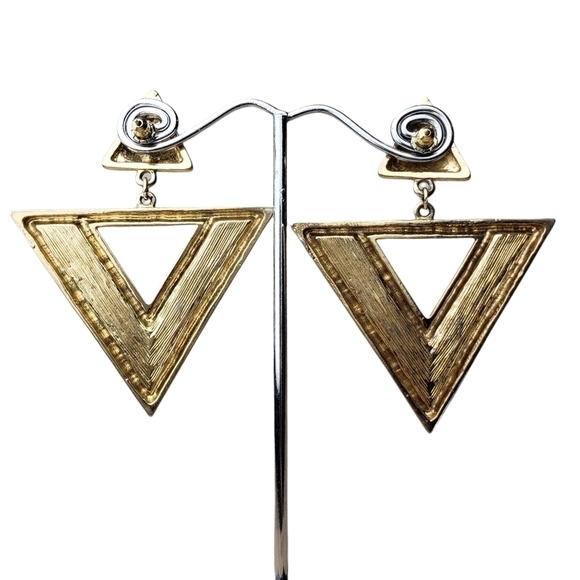 VINTAGE Enamel Cream & Goldtone Post-back Earrings - Picture 3 of 5